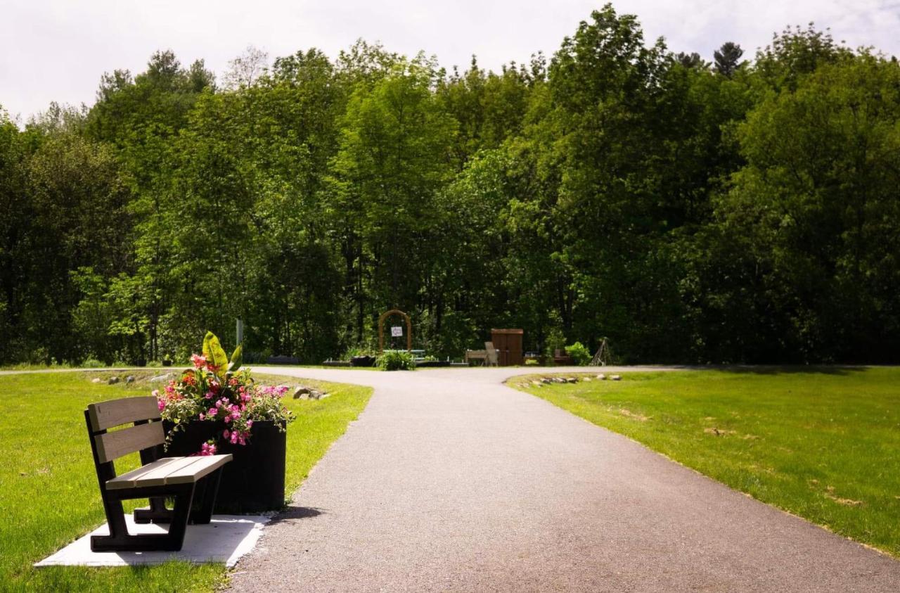 Condo Hotel Au Pied Du Mont Orford Exterior photo